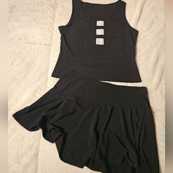 Black Sleeveless Top with White Accents. Size Medium. Excellent Condition! - Picture 3 of 4